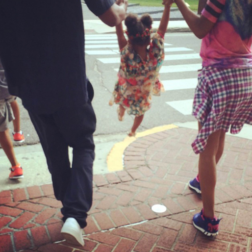 Jay-Z, Blue Ivy Carter och Beyoncé på en promenad. Jay-Z, Blue Ivy Carter och Beyoncé på en promenad.