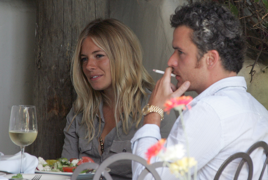 Minns ni Sienna Miller? Efter att själv ha blivit bedragen av Jude Law så gjorde Sienna samma sak. Sienna inledde år 2008 en relation med den gifta miljardären och fyrabarnspappan Balthazar Getty. Deras relation blev kort men intensiv. Minns ni Sienna Miller? Efter att själv ha blivit bedragen av Jude Law så gjorde Sienna samma sak. Sienna inledde år 2008 en relation med den gifta miljardären och fyrabarnspappan Balthazar Getty. Deras relation blev kort men intensiv.