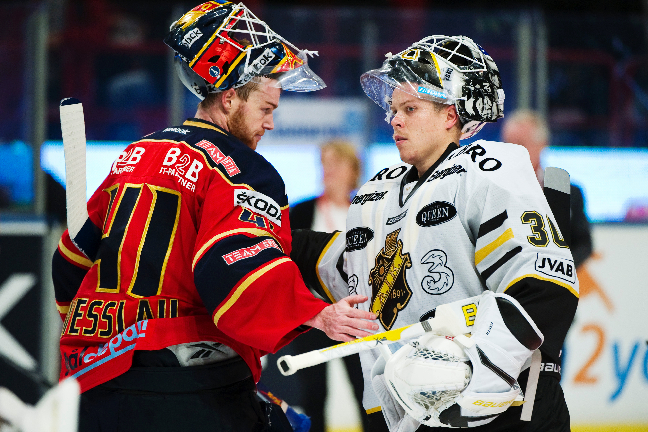 Målvakterna tackar varandra för en bra match. Målvakterna tackar varandra för en bra match.