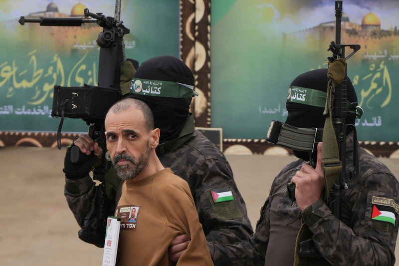 Eli Sharabi eskorterades av Hamas vakter inför överlämningen till Israels armé 8 februari 2025.
