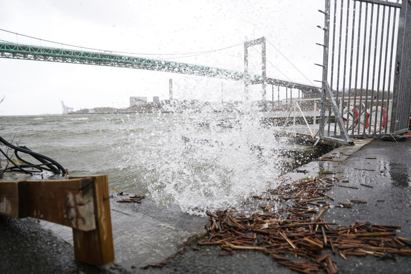 Ovädret Dave drar in över västkusten under söndagen.