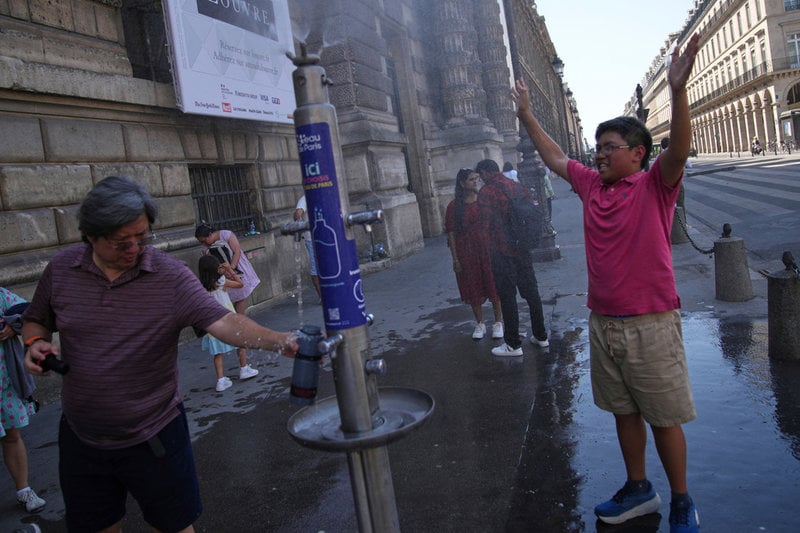 Turister i Frankrikes huvudstad Paris svalkar sig i värmeböljan.