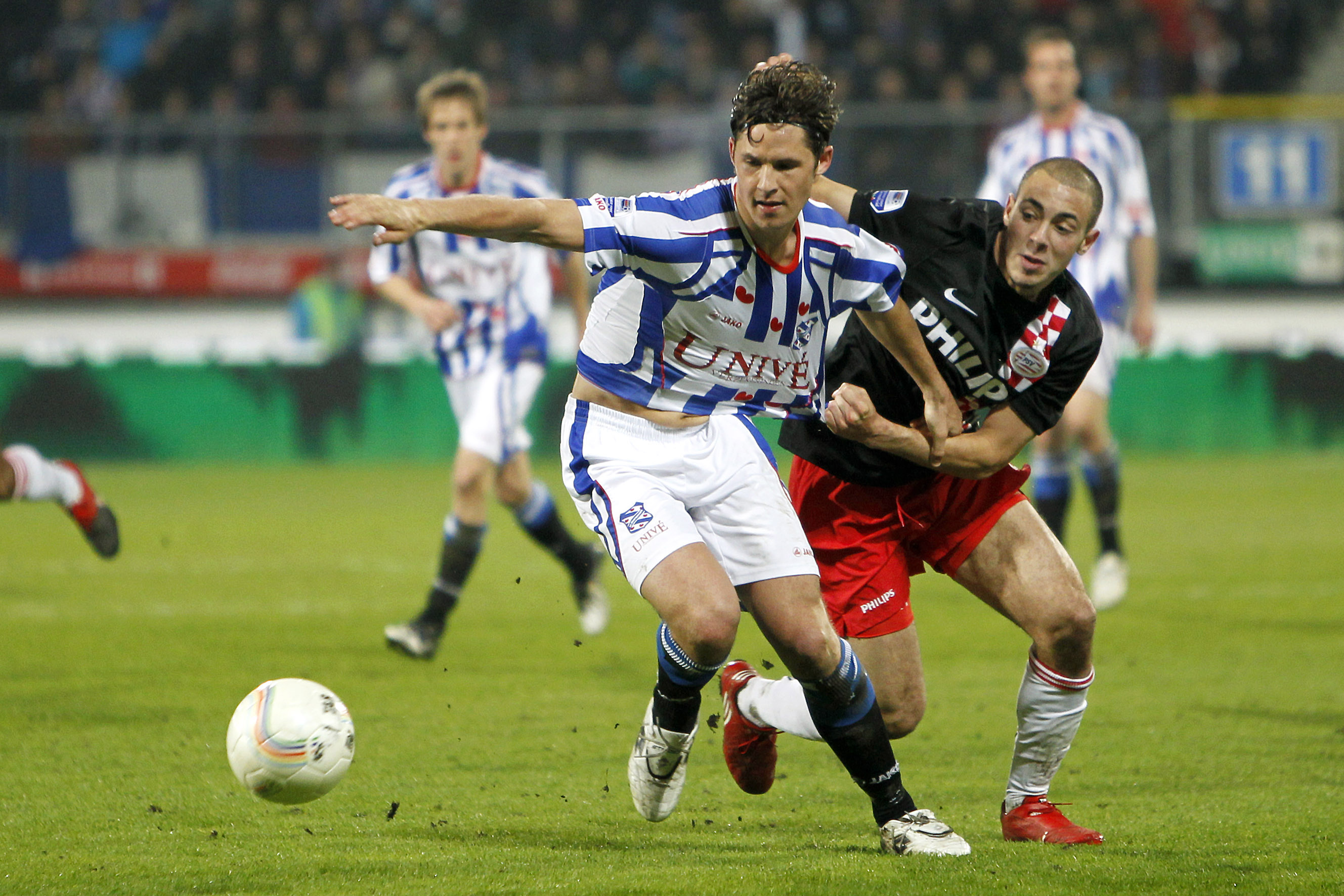 Haglund i duell med PSV Eindhovens ytter Nordin Amrabat under fjolårssäsongen.