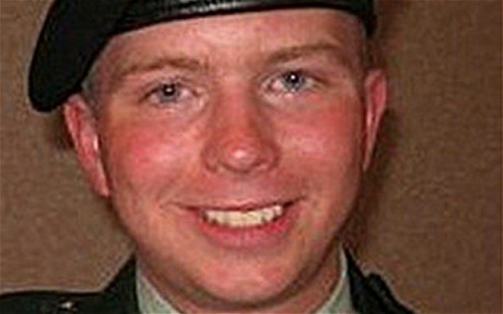 7. Bradley Manning, 23.
Soldaten som till Wikileaks tros ha läckt dokument om USA:s krig och diplomatskvaller. I raden av prominenta källor - Daniel Ellsberg, med The Pentagon Papers om Vietnamkriget, Ingvar Bratt som avslöjade Sveriges korrupta vapenhan 7. Bradley Manning, 23.
Soldaten som till Wikileaks tros ha läckt dokument om USA:s krig och diplomatskvaller. I raden av prominenta källor - Daniel Ellsberg, med The Pentagon Papers om Vietnamkriget, Ingvar Bratt som avslöjade Sveriges korrupta vapenhan