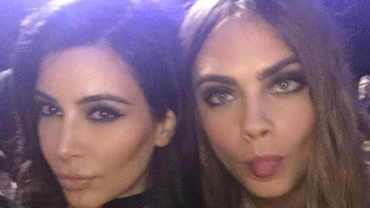 Kim Kardashian och Cara Delevingne tar en selfie. 