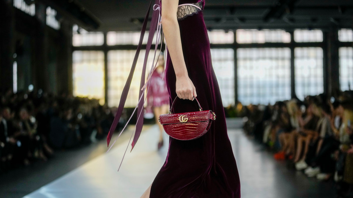 En Gucci-väska visas upp på modevisningen i Milano i februari. Arkivbild.
