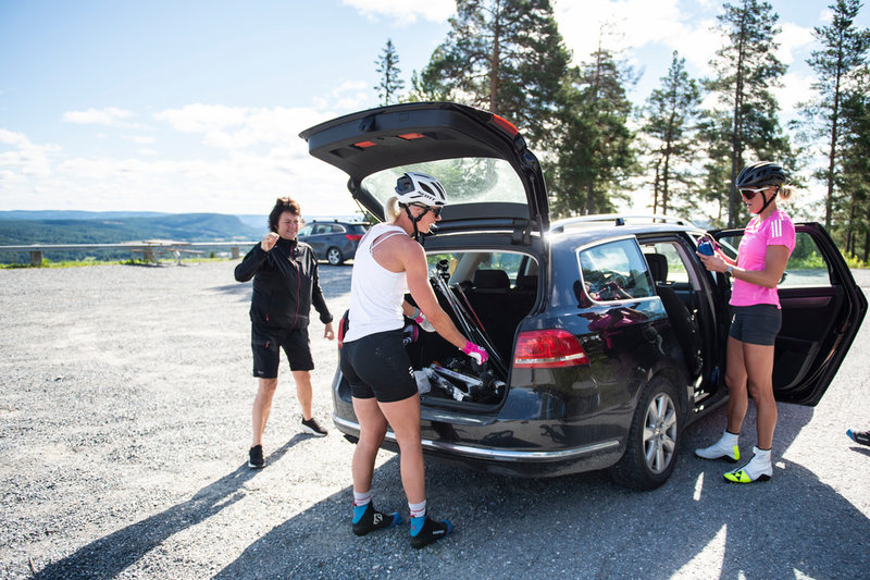 sEtt av Maja Dahlqvist och Frida Karlssons träningspass kör rullskidor två kilometer uppför Hallstaberget i Sollefteå. Bil ner och rullskidor uppför. I bakgrunden Anneli Solin, klubbledare i skidklubben i Sollefteå.