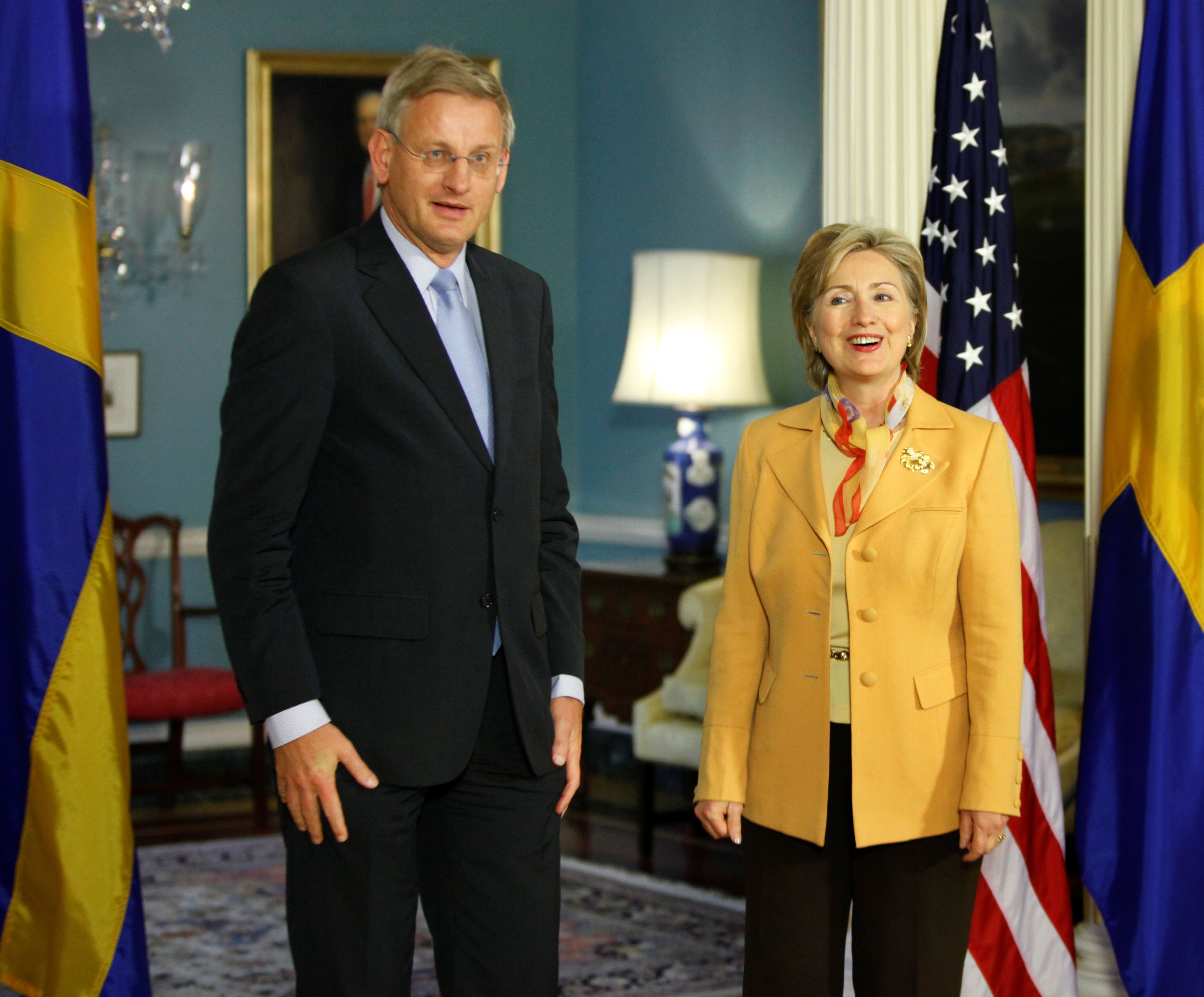 Carl Bildt på besök hos kollegan Hillary Clinton. Nu hävdar Wikileaks att de har dokument som avslöjar att Bildt varit informatör åt USA.