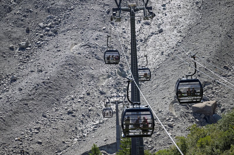 Många skidorter i Alperna väntas försvinna i takt med klimatförändringarna. I Chamonix kommer numera en stor del av inkomsterna och turisterna under sommarhalvåret. 
