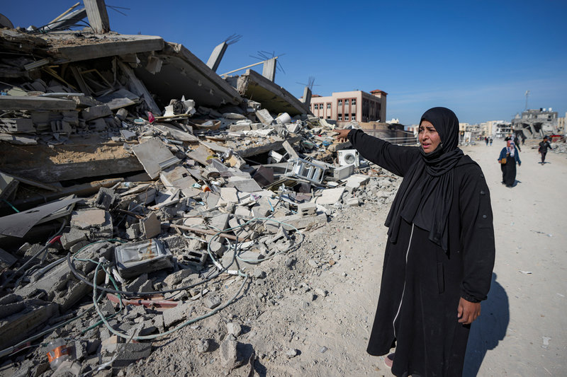 Den "humanitära staden" ska byggas i Rafahs ruiner, enligt Israels plan. På bilden, tagen i januari, visar Gazabon Manual Aslim sitt utbombade hem i staden i södra Gazaremsan.