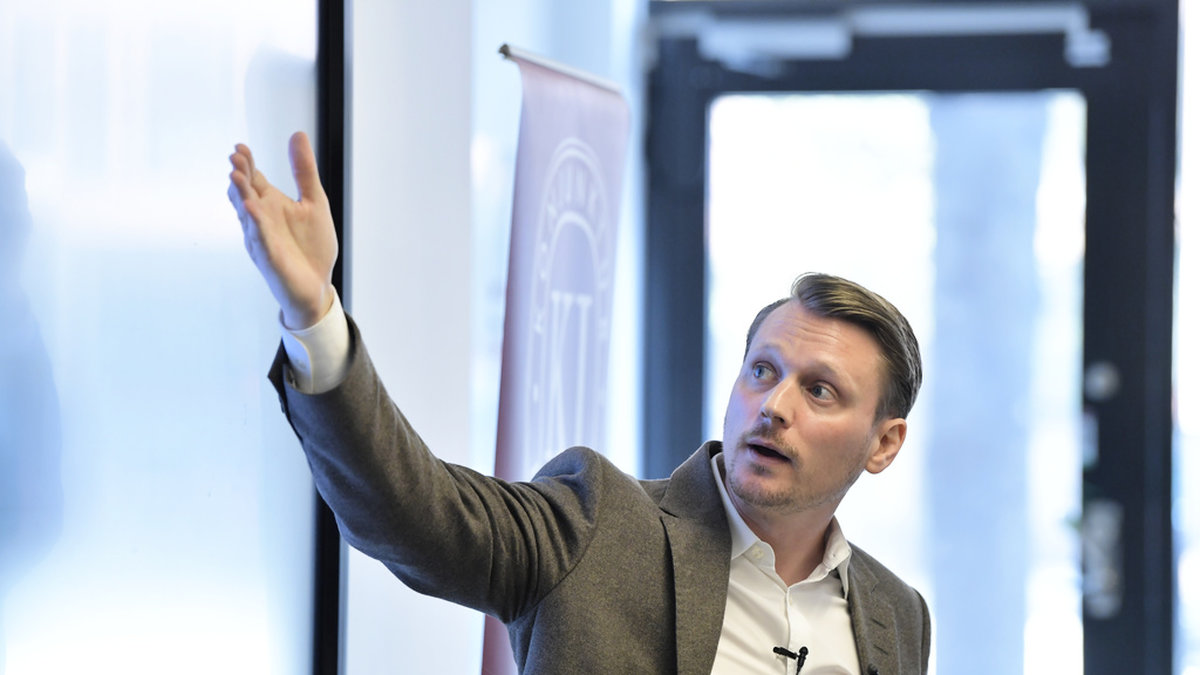 Erik Spector, enhetschef realekonomisk analys, presenterar Konjunkturinstitutets prognos.