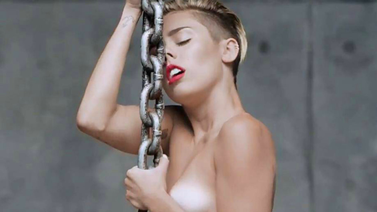 Miley i videon till "Wrecking Ball", som regisserats av Terry Richardson. 