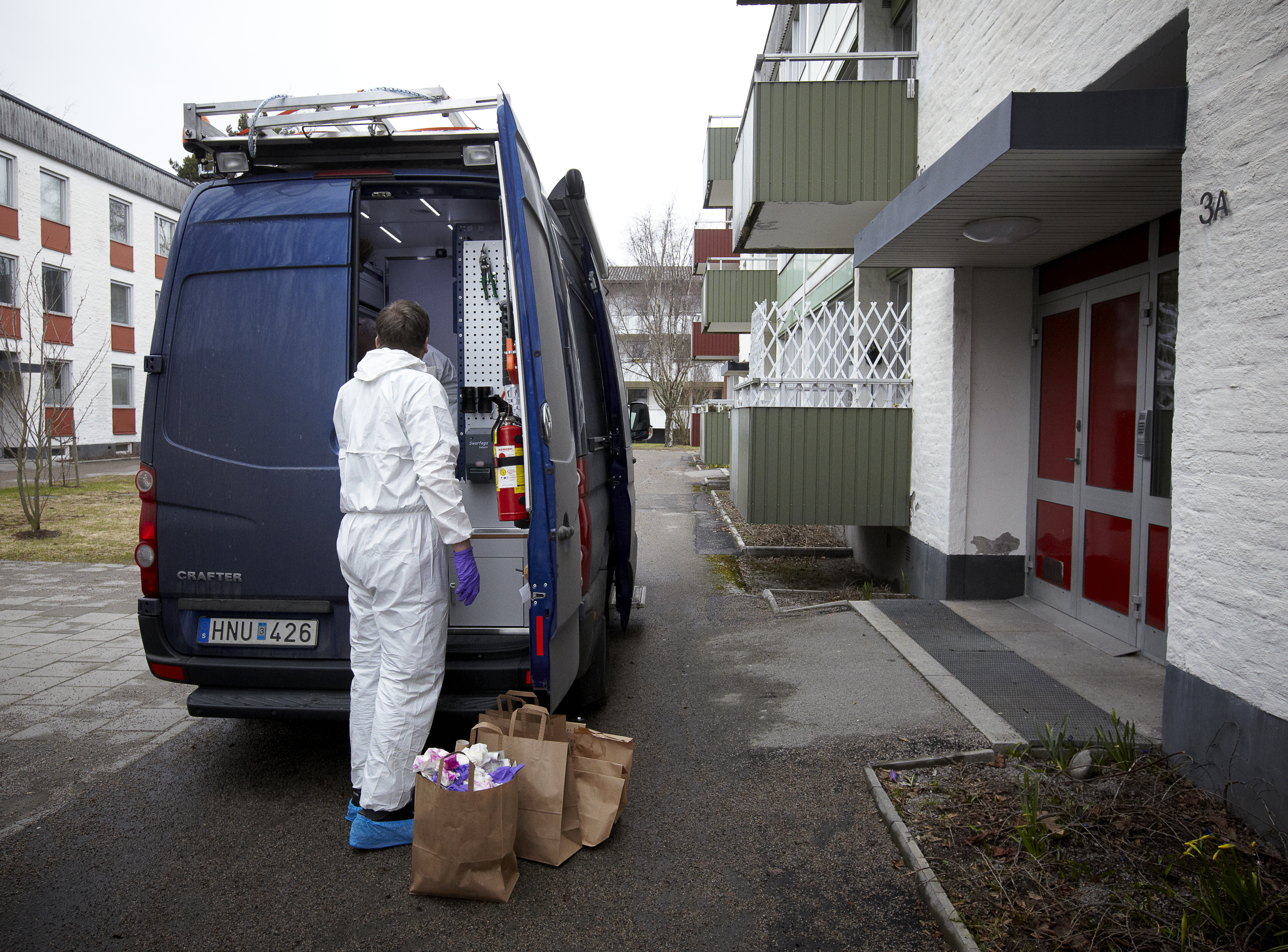 Polisens tekniker undersöker den ena brottplatsen i Växjö.