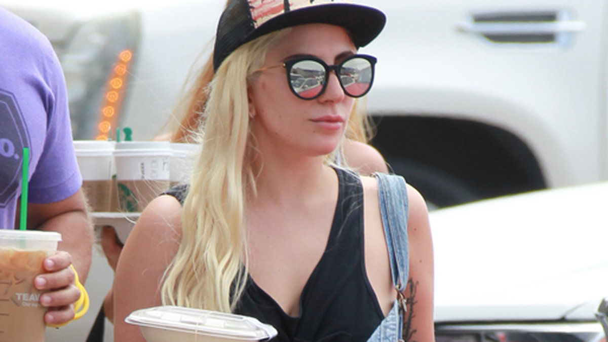Nyblivna singeln Lady Gaga köper lunch i Malibu. 