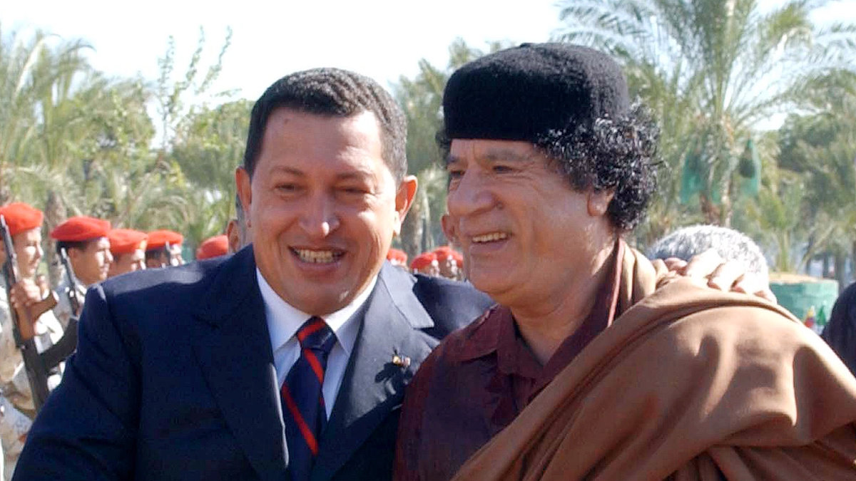Chávez med Libyens förre diktator Muammar Khaddafi.