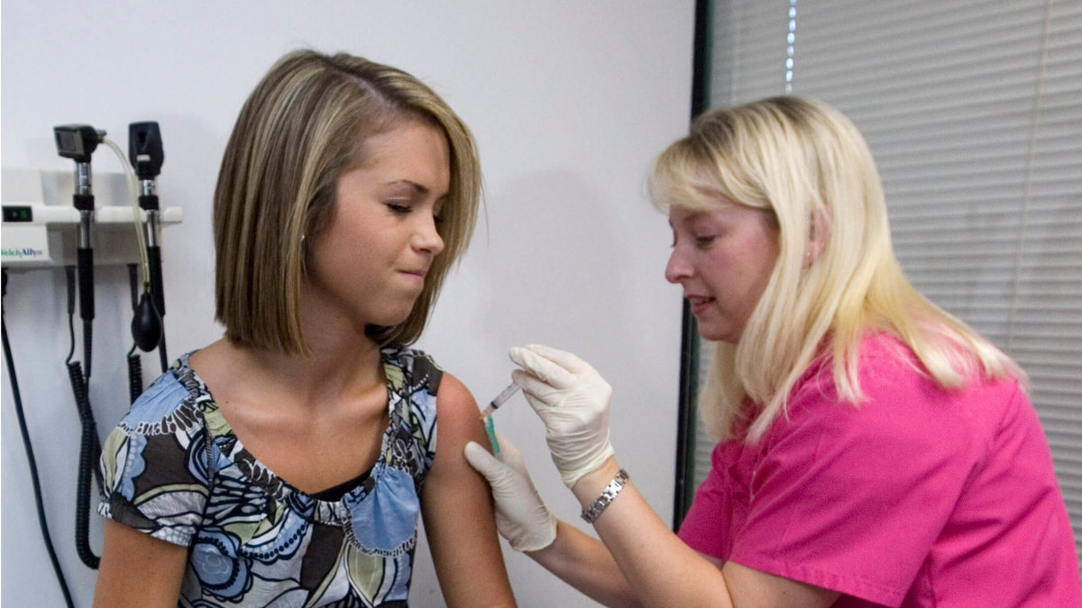 Flickor vaccineras då viruset kan orsaka livmoderhalscancer. 