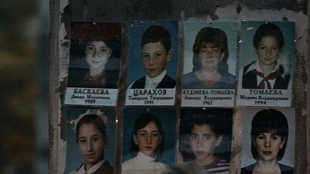 Mellan den 1:a och 3:e september 2004 tog ett gäng islamistiska fundamentalister över 1 100 personer gisslan i en skola i Beslan, beläget i södra Ryssland. På den tredje dagen utbröt eld mellan terroristerna och den ryska säkerhetsmilitären. 
