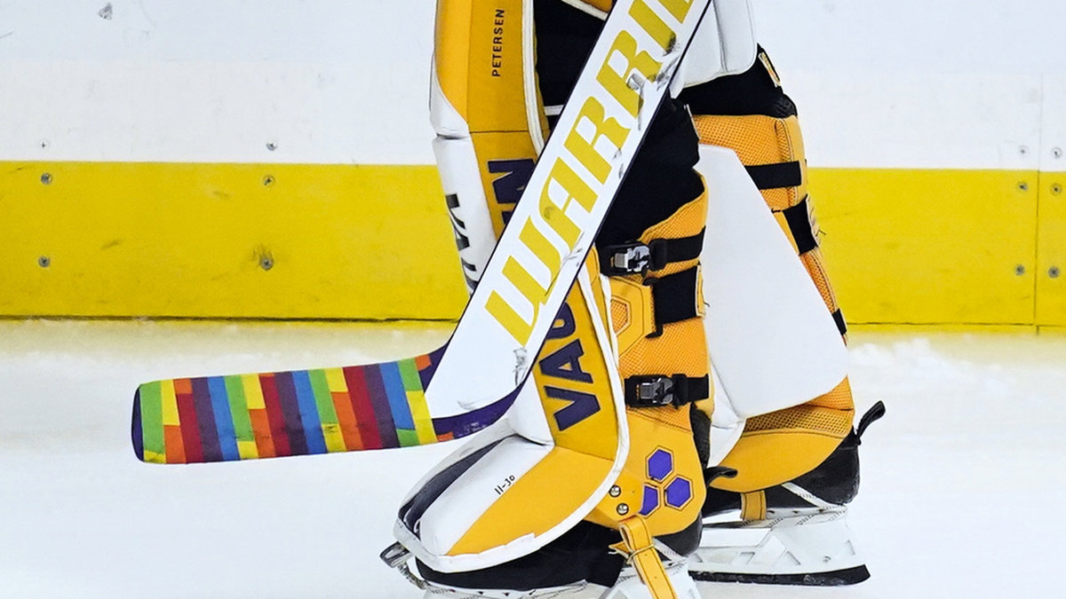 Regnbågsfärgad tejp är inte längre tillåtet i NHL. Arkivbild.