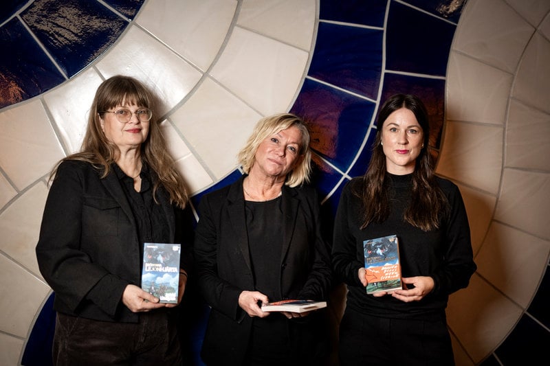 Åsa Bergman, verksamhetsansvarig för Almapriset, Astrid Lindgrens barnbarn Annika Lindgren och Hanna Nordell, verksamhetschef för Svenska Pen, på Kungliga biblioteket med nyutgåvan av "Bröderna Lejonhjärta". 