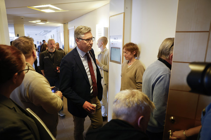 45-åringens försvarare Johan Lavås fotad i samband med häktningsförhandlingen i Ångermanlands tingsrätt den 10 april. 