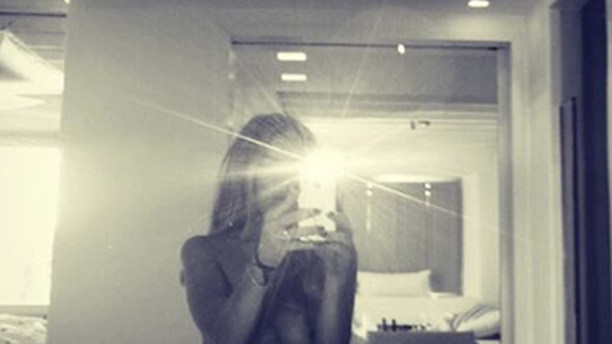 Lindsay Lohan bränner av en svartvit selfie. 