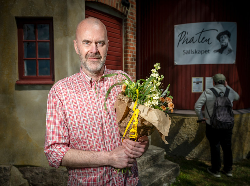 Författaren Patrik Svensson ska fira med en alkoholfri öl.
