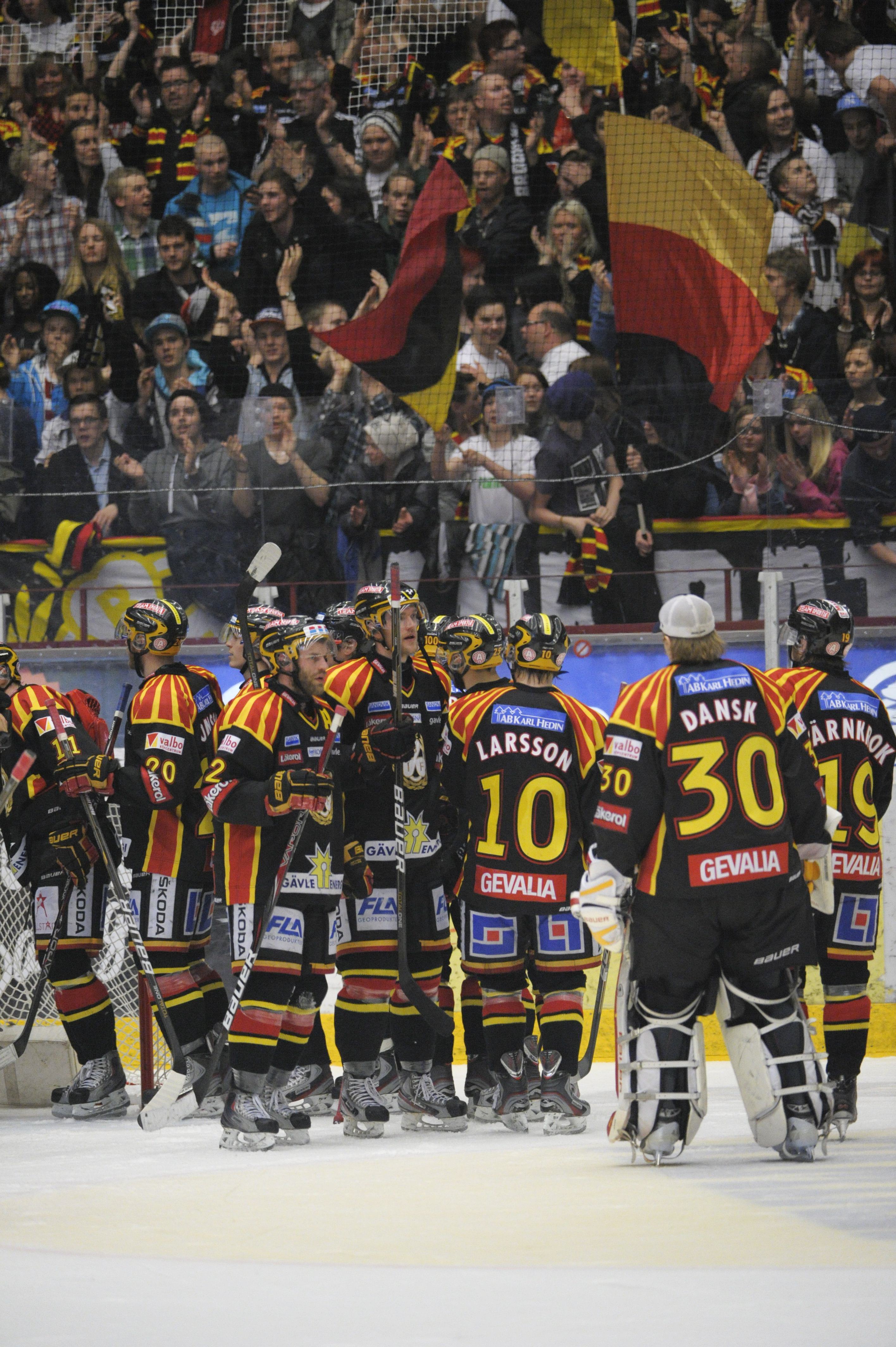 Brynäs tog första hemmasegern i semifinalserien mot Färjestad. 4-2 blev slutresultatet i Läkerol Arena. Brynäs tog första hemmasegern i semifinalserien mot Färjestad. 4-2 blev slutresultatet i Läkerol Arena.