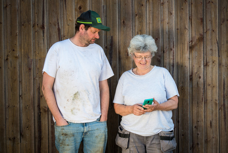 Ingrid och sonen Johan Sommar vid Svånö gård.