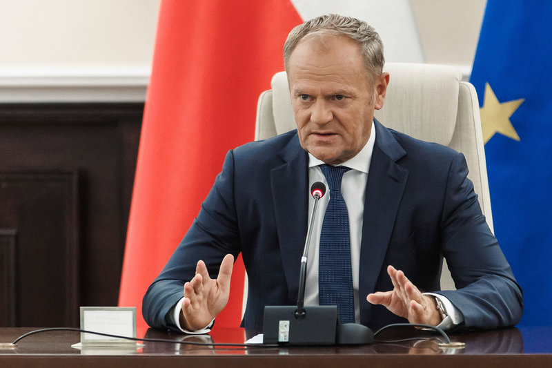 Donald Tusk vid morgonens krismöte.