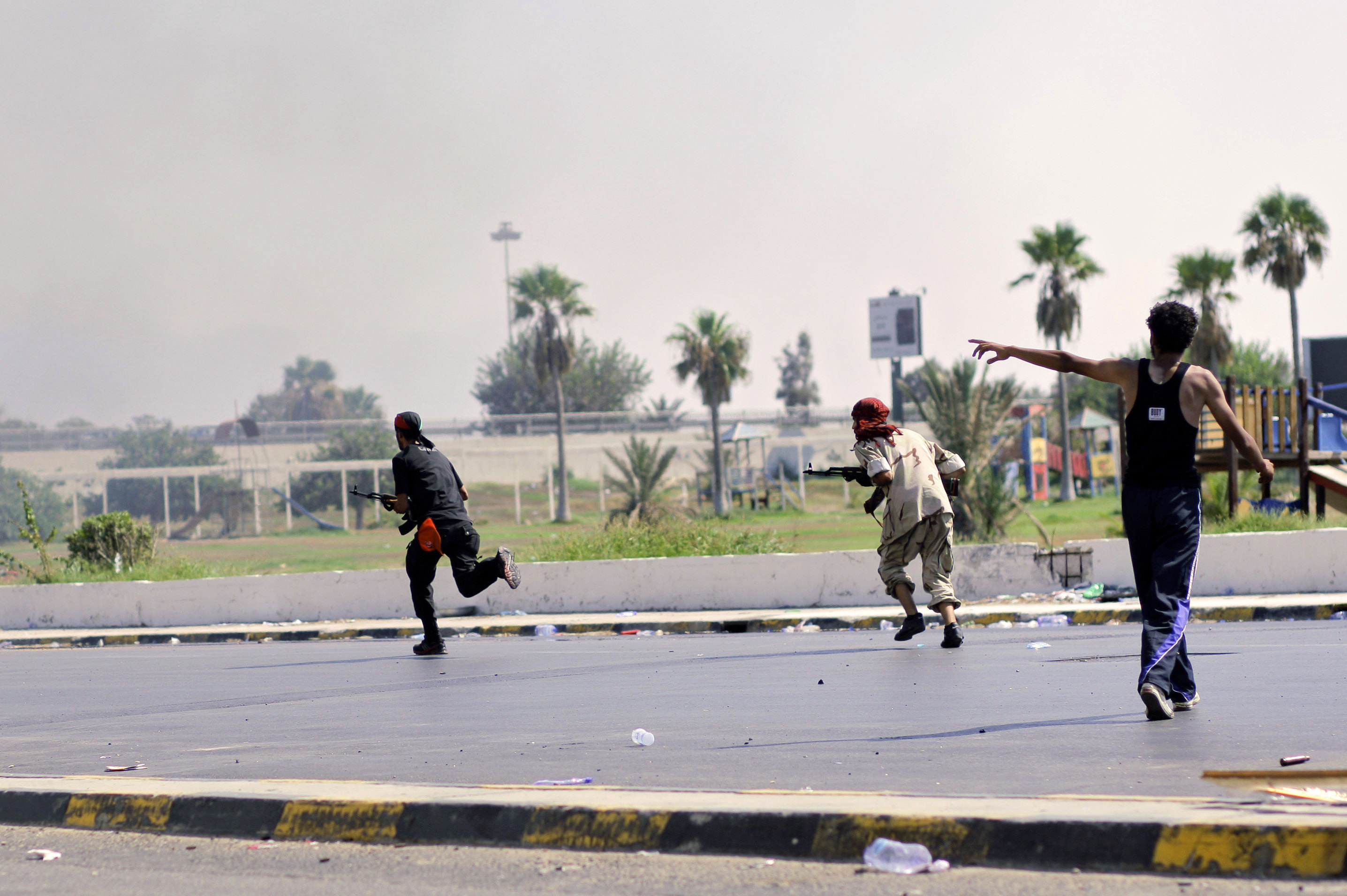 Rebellerna tar över mer och mer i upprorens Libyen. Nu rapporteras de ha kontroll över flygplatsen i Tripoli.