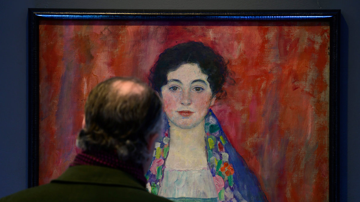 En man tittar på Gustav Klimts 'Porträtt av fröken Lieser' som såldes på en auktion i Wien för motsvarande drygt 349 miljoner kronor.