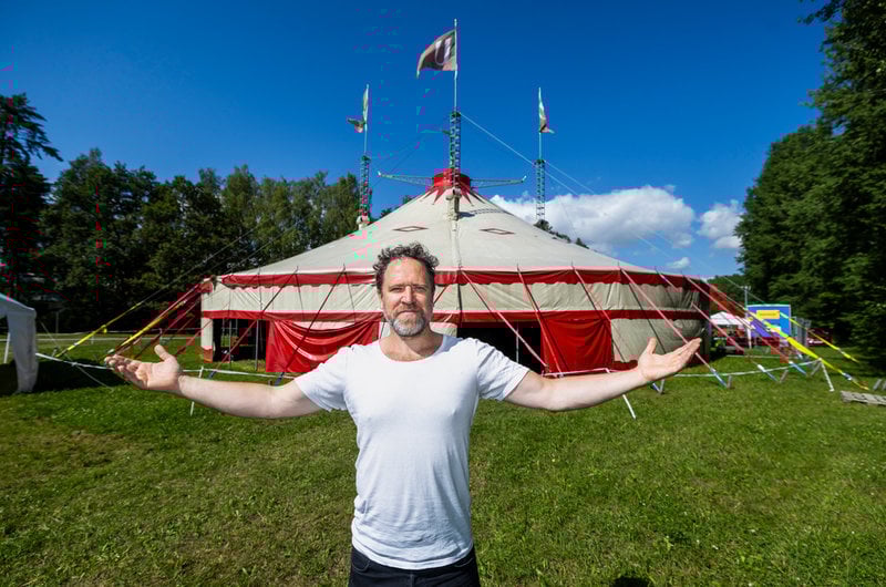 Regissören Filip Alexanderson vid cirkustältet i Gottsunda där Cirkus Cirkör firar 30 år med jubileumsföreställningen "The extraordinary history of circus".