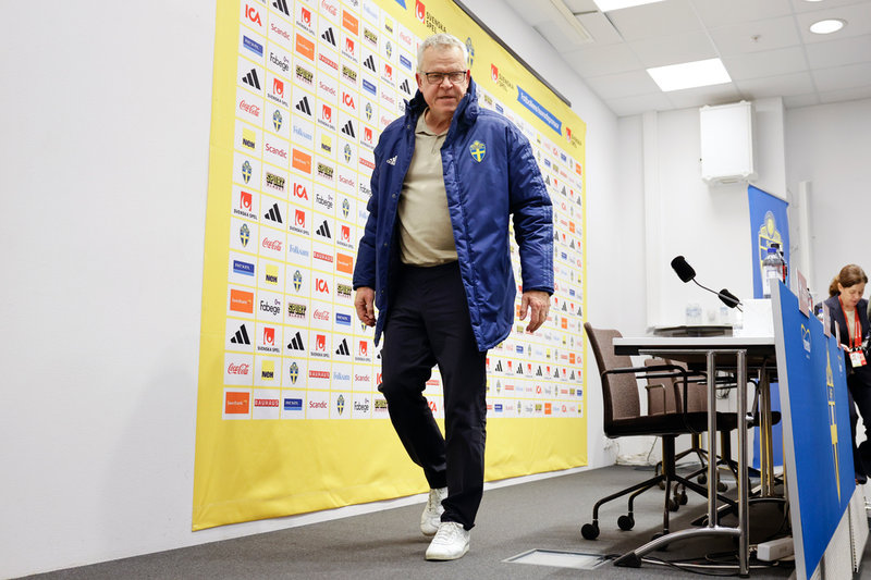 Janne Andersson lämnar pressträffen.