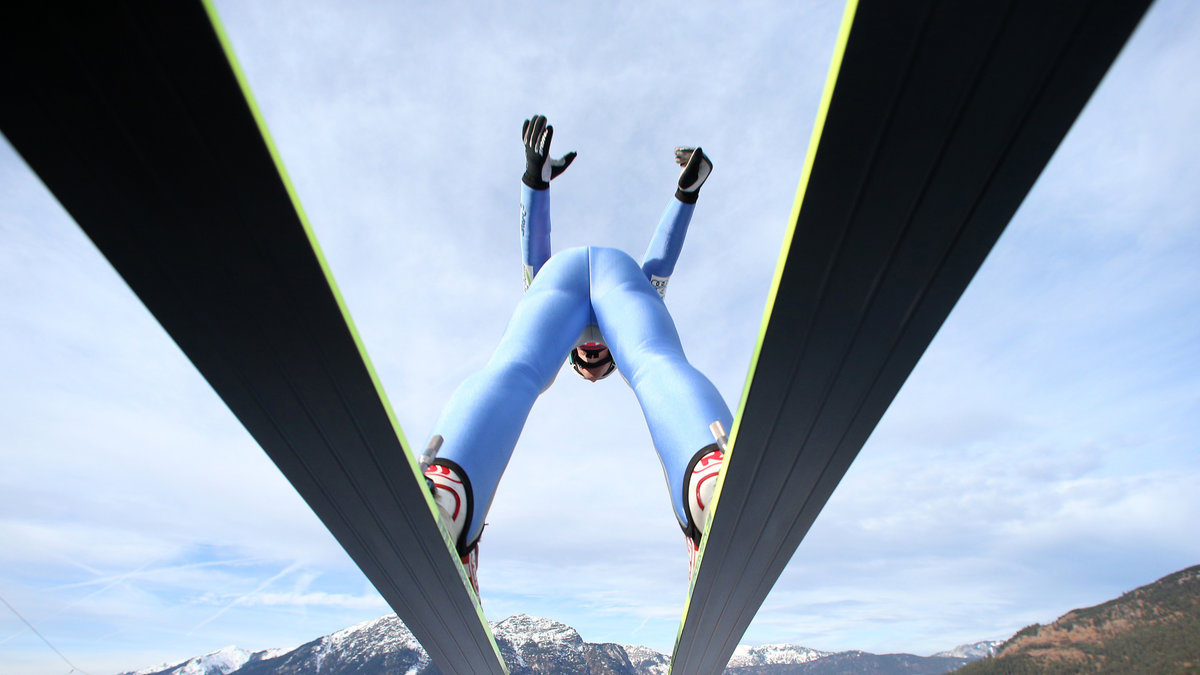 Bulgaren Vladimir Zografski hoppar ut över den klassiska hoppbacken i Garmisch Partenkirchen på nyårsdagen. 