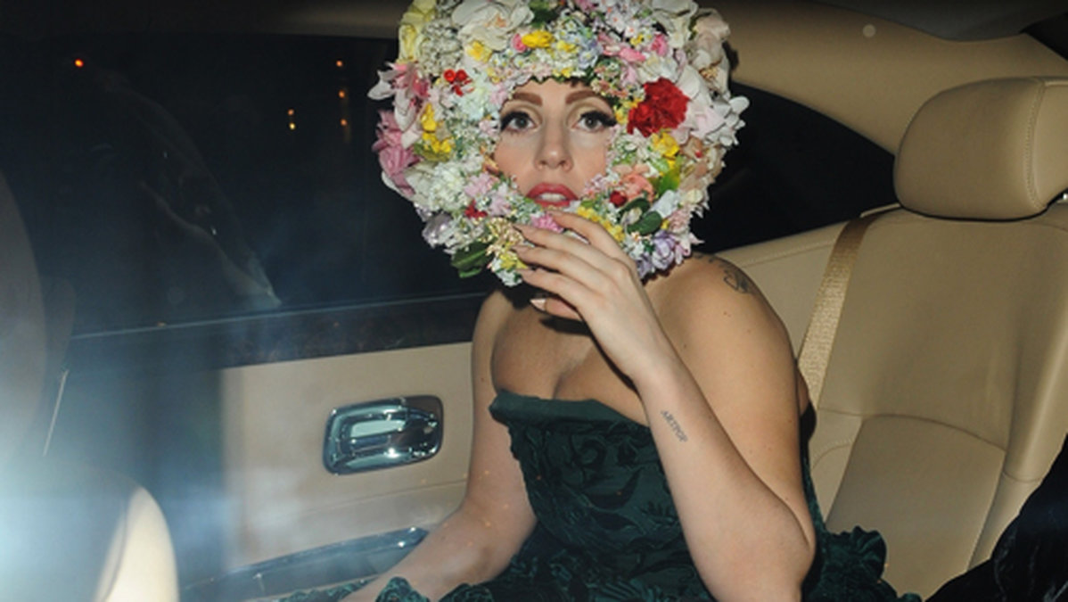 Till sitt omklädningsrum kräver Lady Gaga ett glamrock-tema. Hon vill ha vita lädersoffor, sin favoritkonst och en skyltdocka med krulligt rosa könshår. Oklart vad den fyller för funktion.