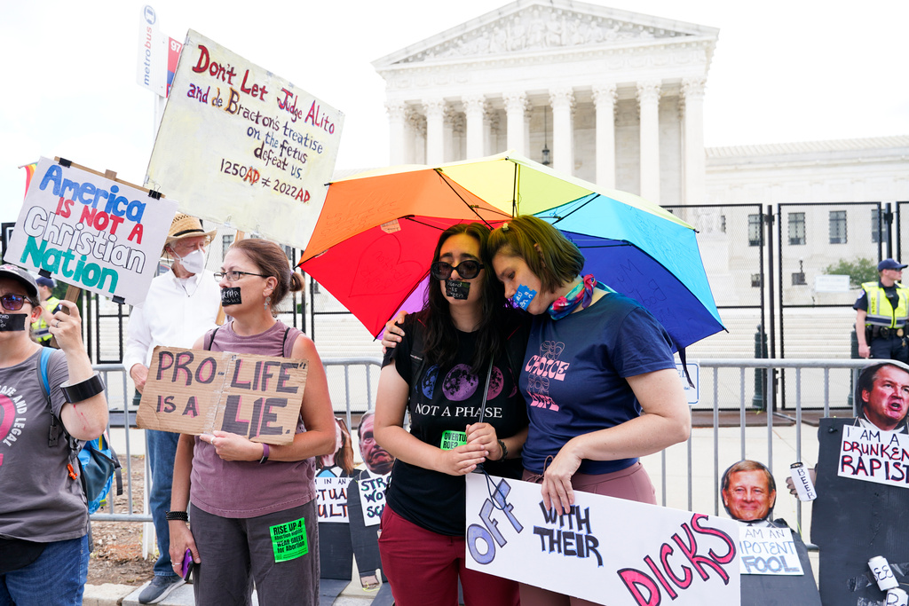 Abortförespråkare sörjer utanför Högsta domstolen i Washington på fredagen.