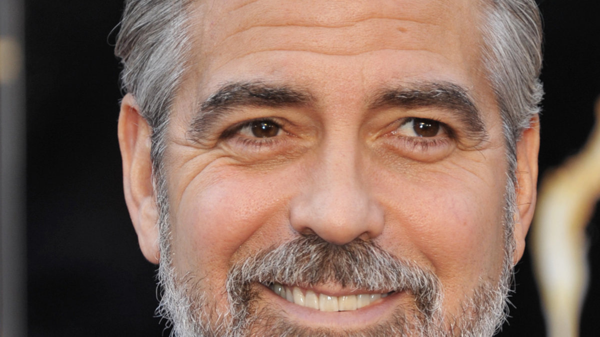 George Clooney är en riktig snåljåp när det kommer till sin sprit. Han märker alla flaskor så ingen smakar en droppe av hans dyra drycker. För ett år sedan skrev även tidningen Star om hur en av hans tidigare anställda avslöjade att han var en "snuskig gris" som rapade och pruttade framför sin hemhjälp. 