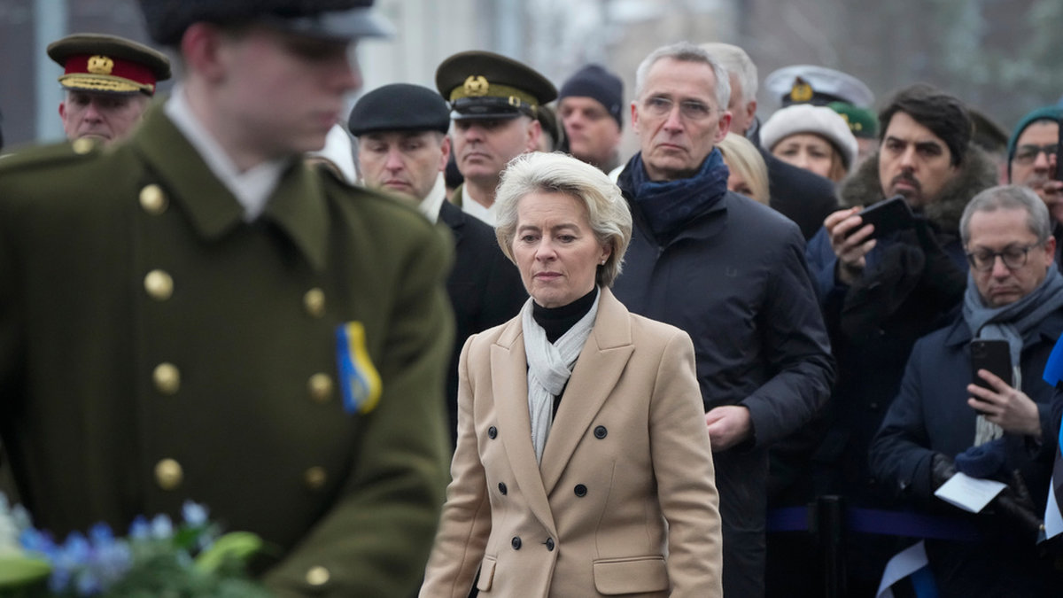 EU-kommissionens ordförande Ursula von der Leyen (i mitten) tillsammans med bland andra Natos generalsekreterare Jens Stoltenberg vid fredagens årsdagsceremonier i Tallinn i Estland.