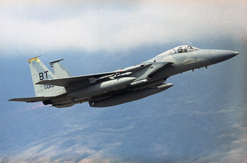 Ett amerikanskt stridsflygplan av typen F-15 lyfter från en italiensk bas 1993.