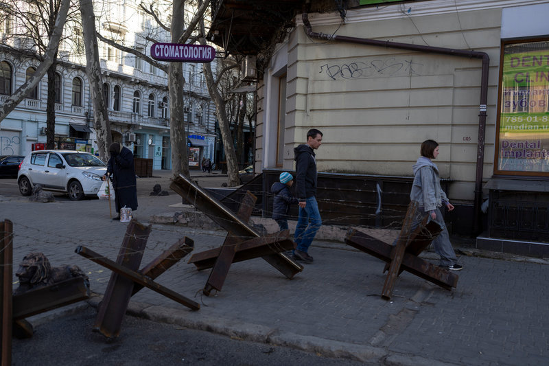 Barrikader i den historiska kuststaden Odessa i sydvästra Ukraina på måndagen. Att Ukraina fortfarande håller Mykolaiv hindrar ryska styrkor för att nå Odessa landvägen.
