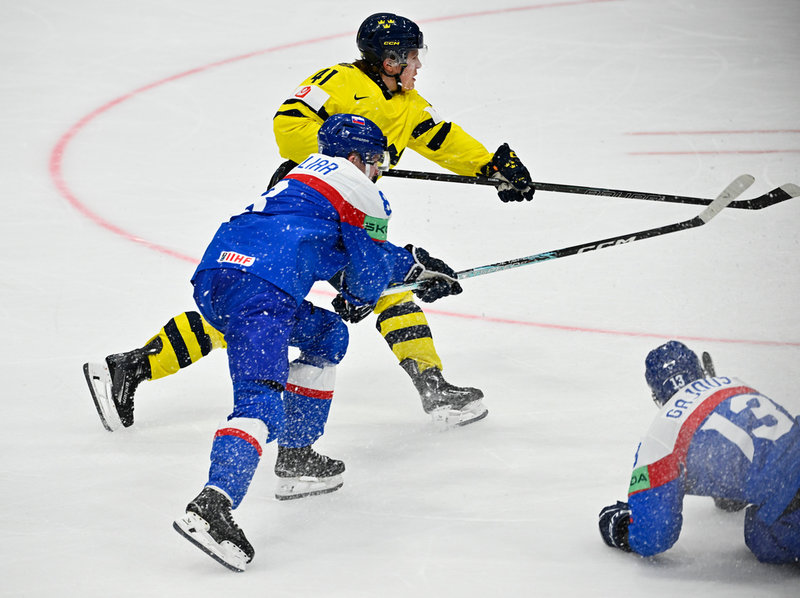 Ivar Stenberg skickar in 3–1 i krysset mot Slovakien och Sverige till VM-kvartsfinal – samtidigt som den grundlurade backen Frantisek Gajdos har hamnat på isen.