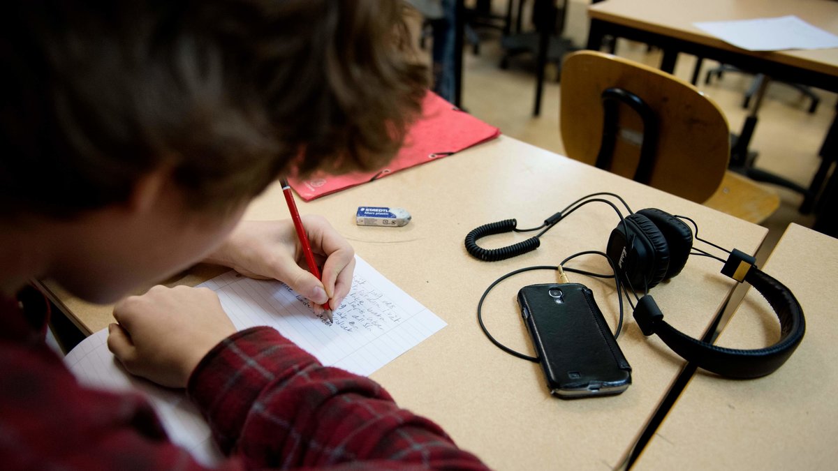 ​Nationella provet i matematik 2b genomförs av gymnasieelever i hela Sverige i dag.