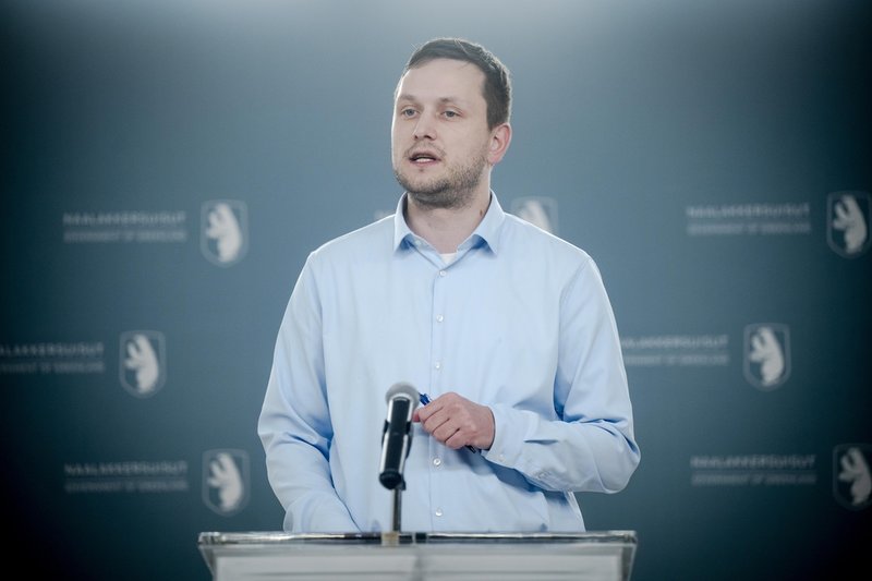 Grönlands regeringschef Jens-Frederik Nielsen på sin presskonferens i Nuuk på måndagen.