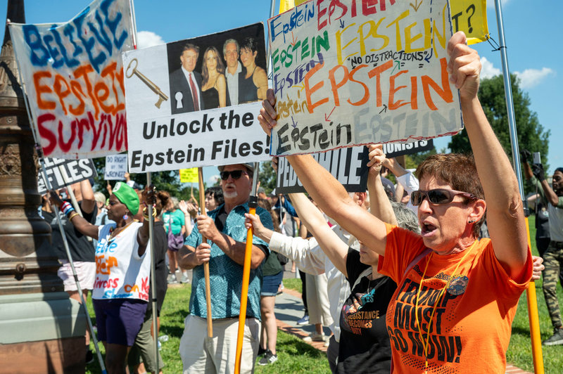 Trycket har varit stort på Vita huset att släppa samtliga dokument från Epsteinutredningen. Här protester utanför Kapitolium i Washington DC i september i fjol.