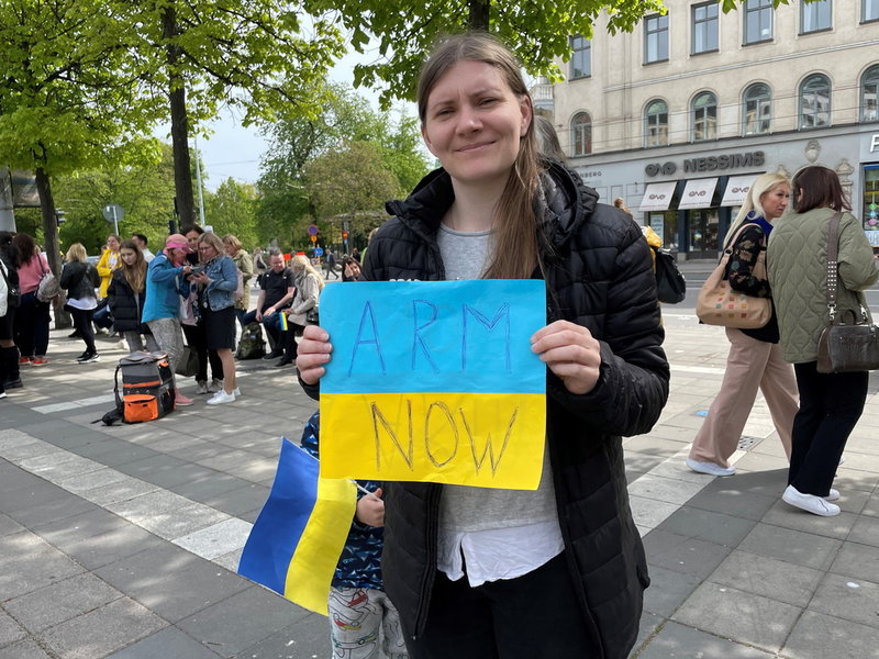 Marina Bakuma, flykting från Tjerkasy i Ukraina, demonstrerar mot kriget på Norrmalmstorg i Stockholm.