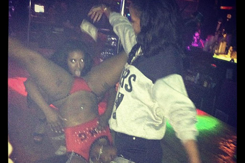 Här gick det hett til! Rihanna viftar med pengar över två strippor som uppenbarligen, eh... dansar lite. 