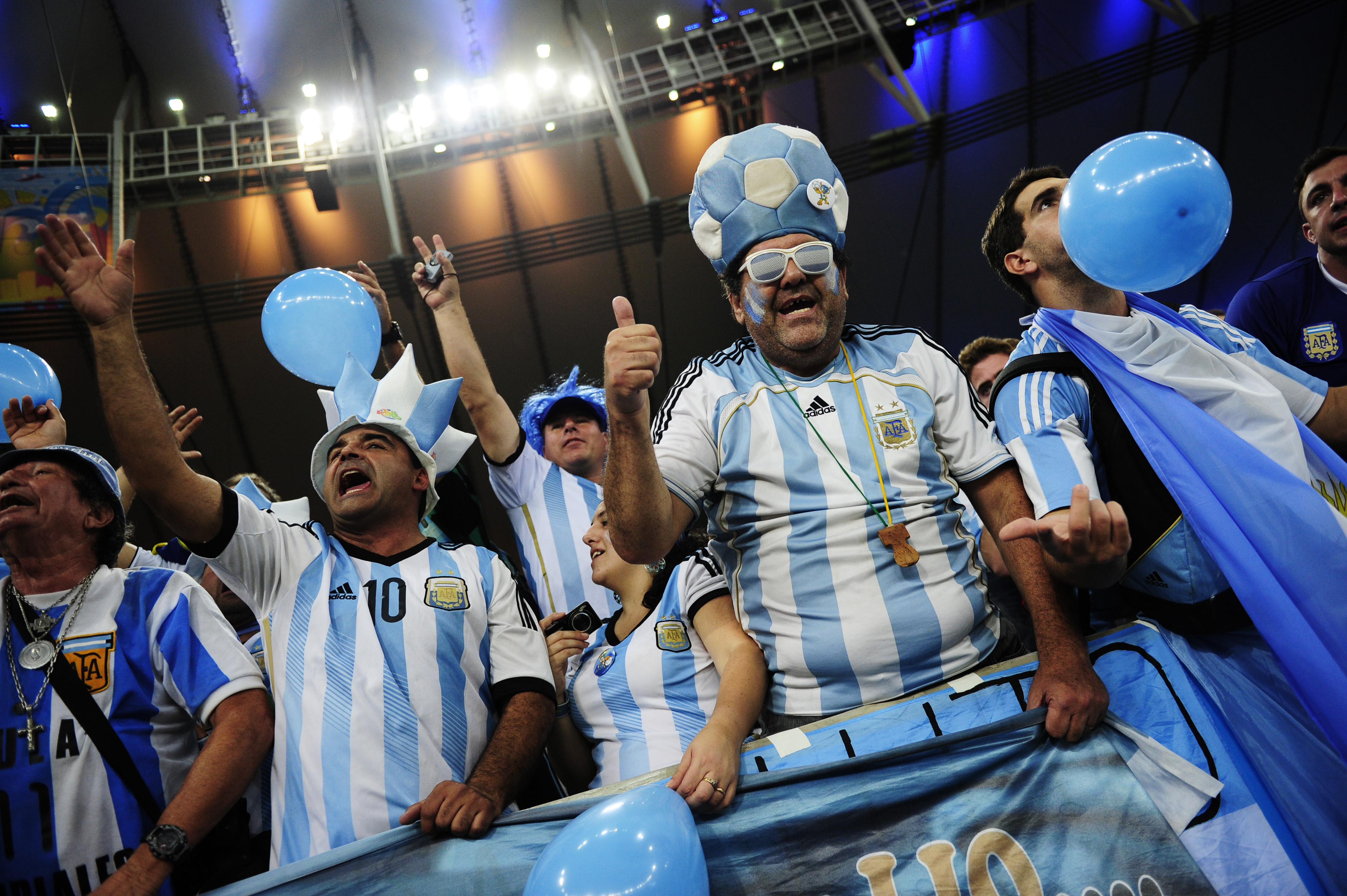 Argentinska supportrar firar ordentligt. Argentinska supportrar firar ordentligt.