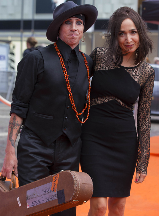 Dregen och Sahara Hotnights-stjärnan Maria Andersson. Dregen och Sahara Hotnights-stjärnan Maria Andersson.