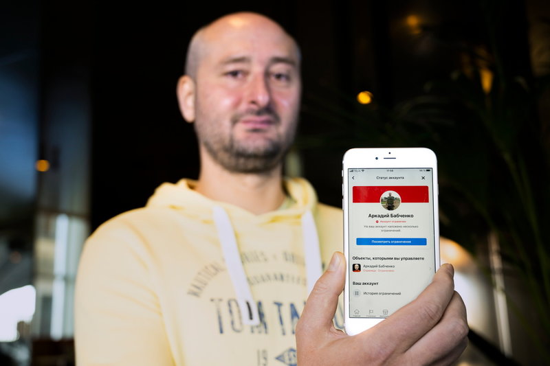 Arkadij Babtjenko publicerar sina känslostarka inlägg på Facebook där han dock drabbas av tidsbegränsningar och ibland måste byta konton.
