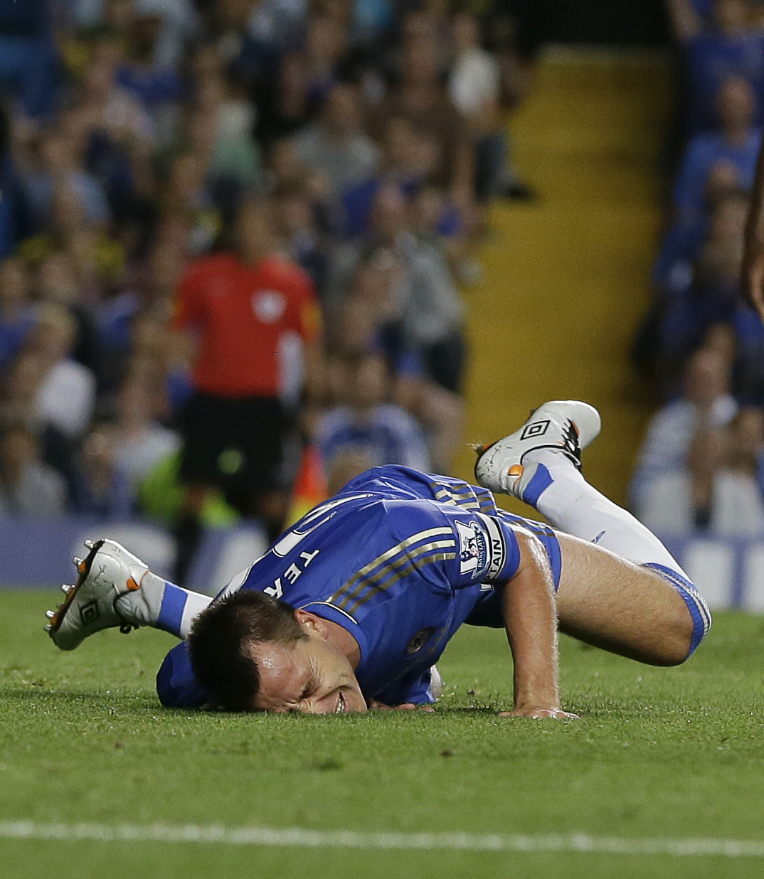 John Terry skadade knät mot QPR och misstänks missa matchen mot Juventus.